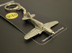 Llavero de peltre con el avión Curtiss P-40 Warhawk de la Segunda Guerra Mundial