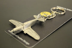 Llavero de peltre con el avión Curtiss P-40 Warhawk de la Segunda Guerra Mundial
