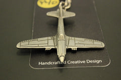Llavero de peltre con el avión Curtiss P-40 Warhawk de la Segunda Guerra Mundial