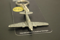 Llavero de peltre con el avión Curtiss P-40 Warhawk de la Segunda Guerra Mundial