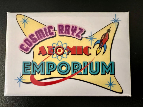 Imán con el logotipo de Cosmic Rayz Atomic Emporium