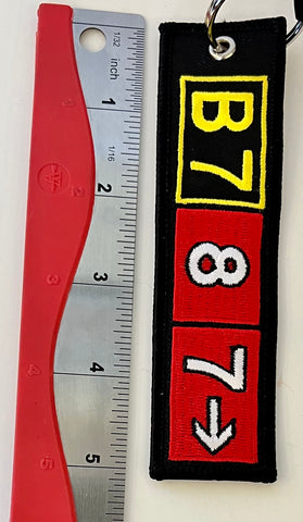 Llavero bordado con el avión de pasajeros Boeing 787 (B787)