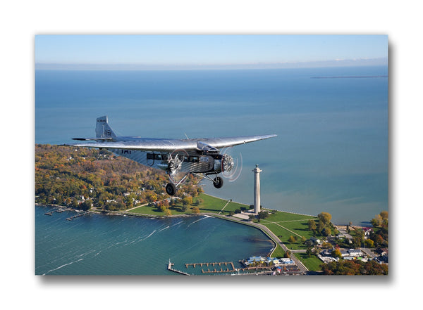 Imán con el monumento de Perry con el Ford Tri Motor volando junto a la ciudad de Wichita